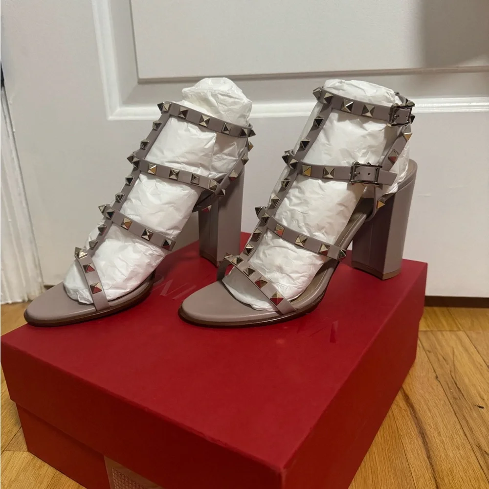 Valentino Garavani Beige Studded Heels - Picture 4 of 5